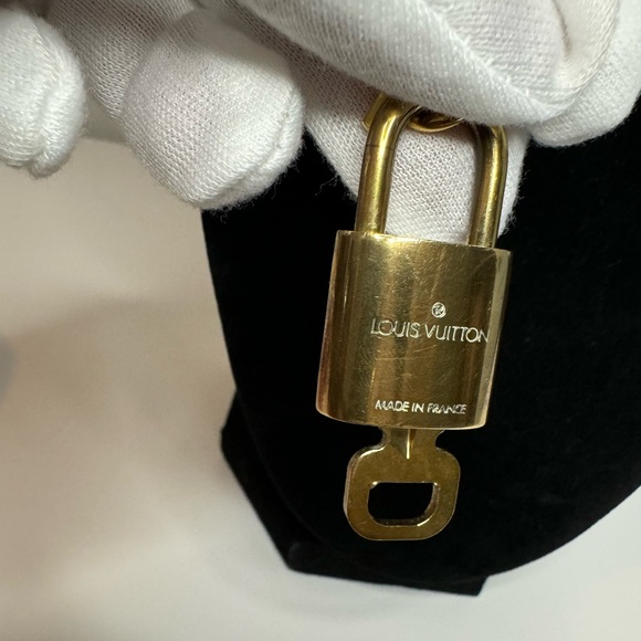 LOUIS VUITTON Lock & Key #302 - Picture 3 of 6